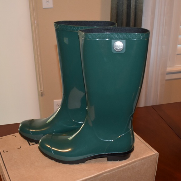 UGG Shaye Boot - Picture 2 of 8